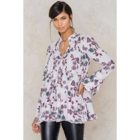 Free People Pebble Crepe Smocked Tunic Top Blouse Floral Lavender Sz M - Picture 2 of 12